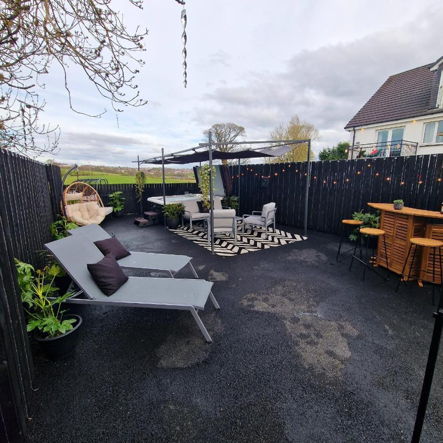 New Amazing The Black Wolf Suite The Grumpy Schnauzer B&B Airdrie Exteriör bild