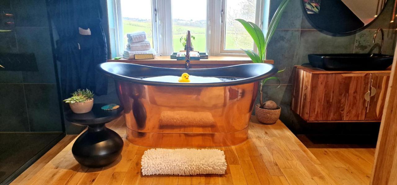 New Amazing The Black Wolf Suite The Grumpy Schnauzer B&B Airdrie Exteriör bild