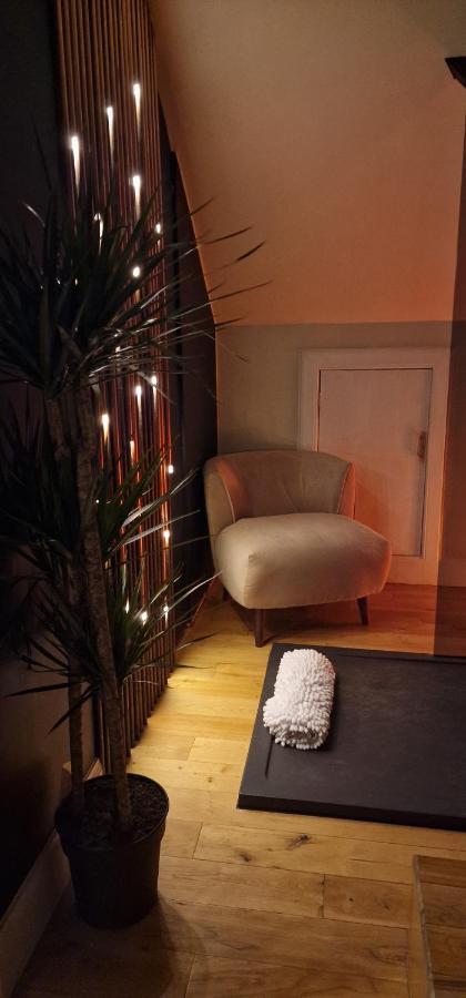New Amazing The Black Wolf Suite The Grumpy Schnauzer B&B Airdrie Exteriör bild