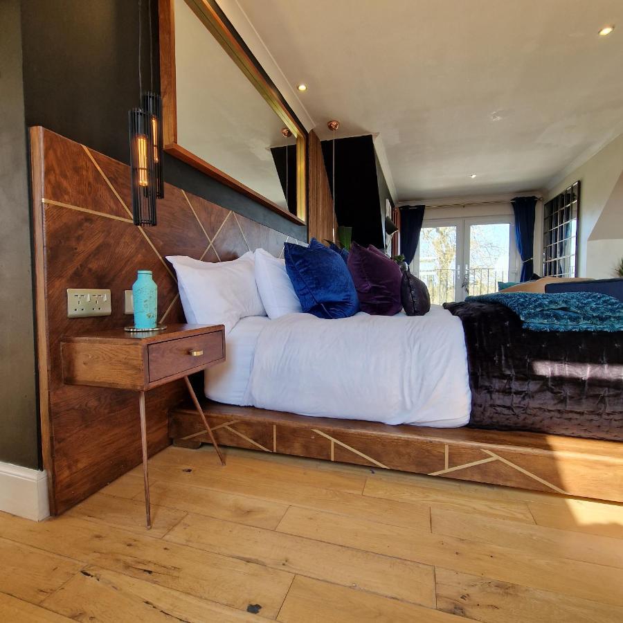 New Amazing The Black Wolf Suite The Grumpy Schnauzer B&B Airdrie Exteriör bild