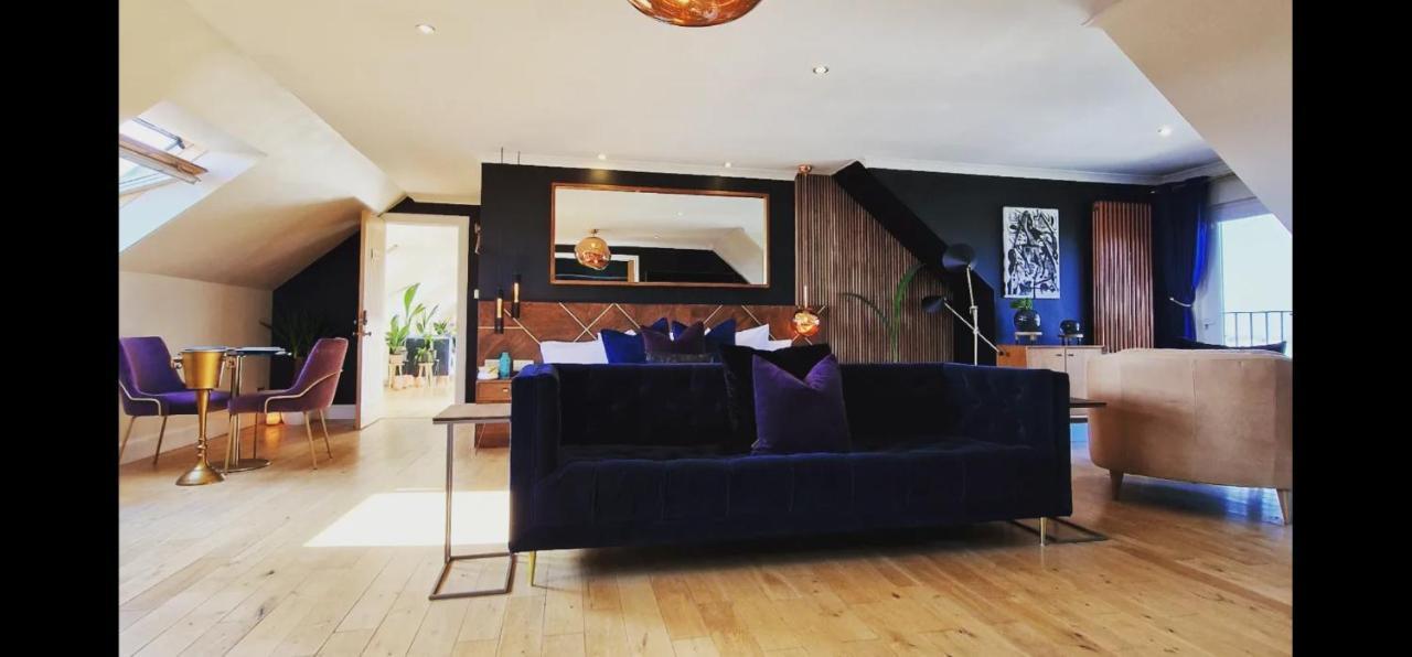 New Amazing The Black Wolf Suite The Grumpy Schnauzer B&B Airdrie Exteriör bild