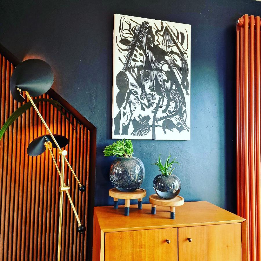 New Amazing The Black Wolf Suite The Grumpy Schnauzer B&B Airdrie Exteriör bild