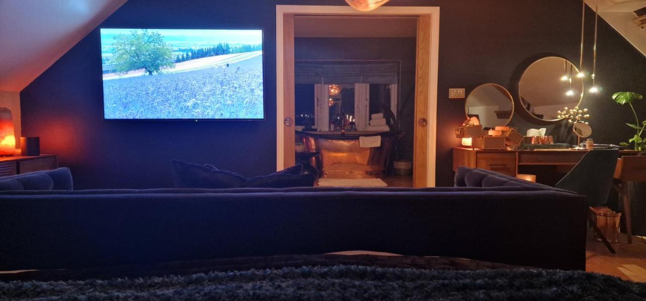 New Amazing The Black Wolf Suite The Grumpy Schnauzer B&B Airdrie Exteriör bild