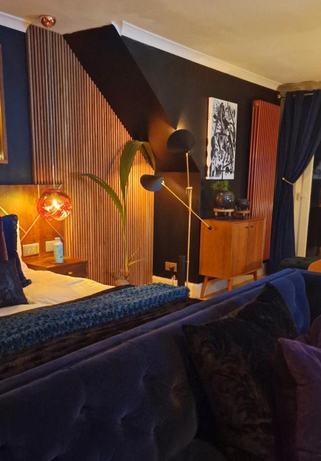 New Amazing The Black Wolf Suite The Grumpy Schnauzer B&B Airdrie Exteriör bild