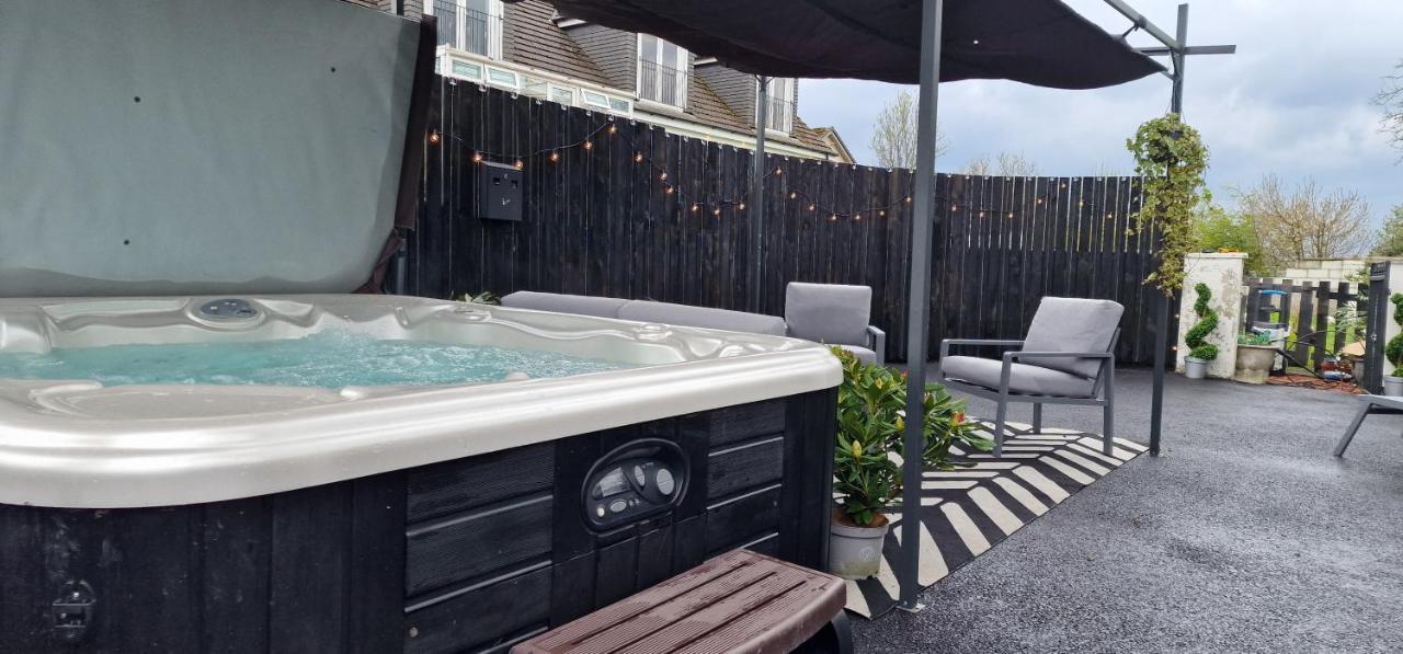 New Amazing The Black Wolf Suite The Grumpy Schnauzer B&B Airdrie Exteriör bild